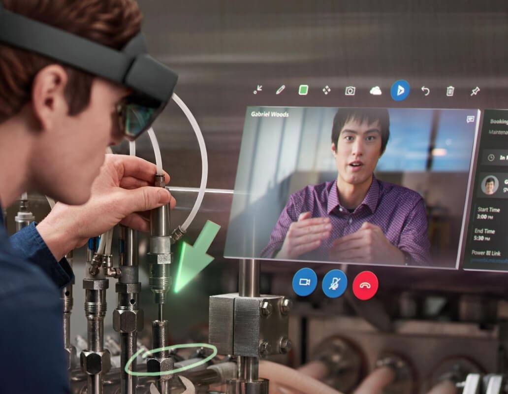 Mann mit HoloLens wird von Experten über eine Live-Übertragung unterstützt